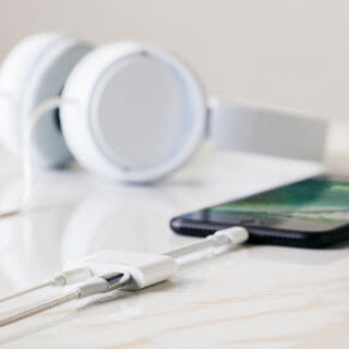 Alternate-Image6 Image for Belkin 3.5 mm Audio and Charge for iPhone and iPad Lightning Adapter