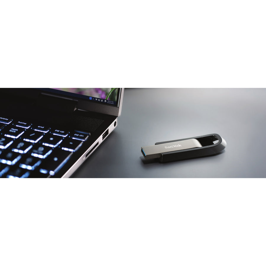 Life-Style Image for SanDisk Extreme Go USB 3.2 Flash Drive - 64GB