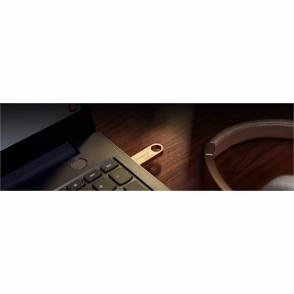 Life-Style Image for Kingston DataTraveler SE9 G3 512GB USB 3.2 (Gen 1) Type A Flash Drive