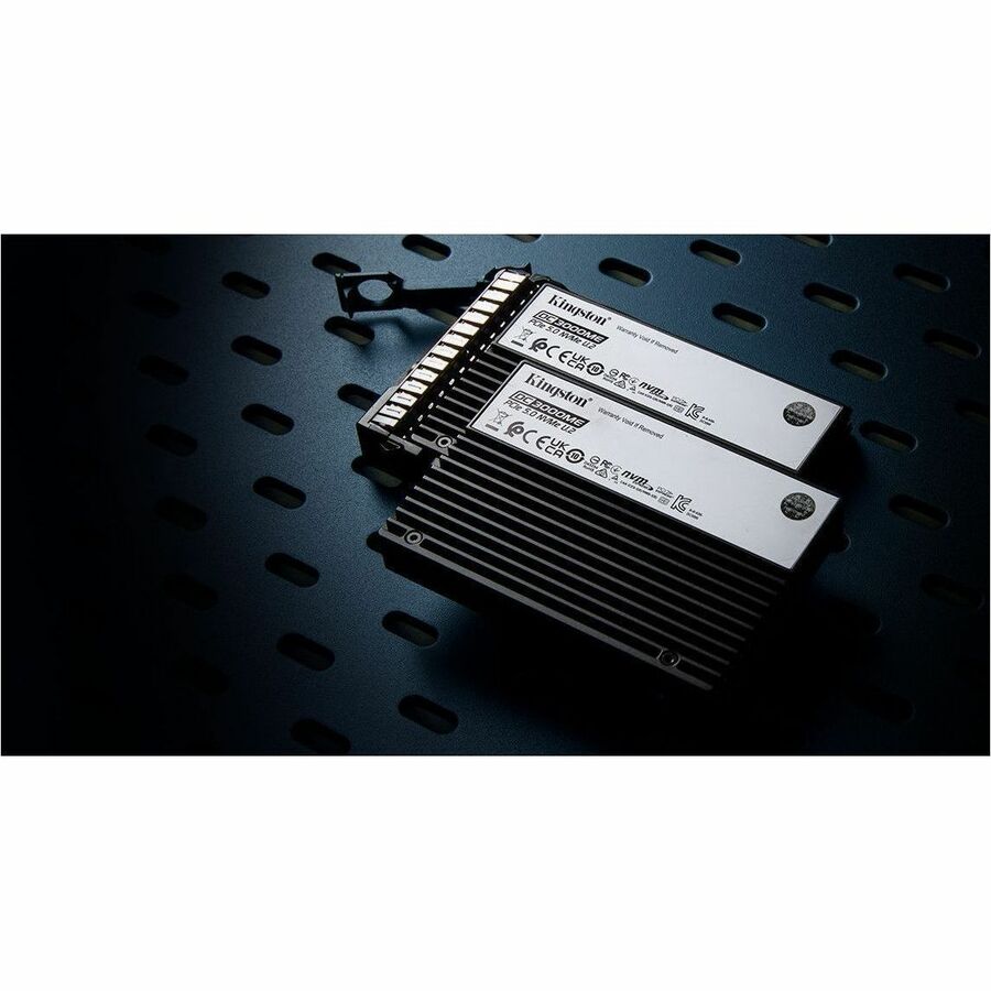 Alternate-Image2 Image for Kingston DC3000ME 3.84 TB Solid State Drive - 2.5" Internal - U.2 (PCI Express NVMe 5.0 x4)