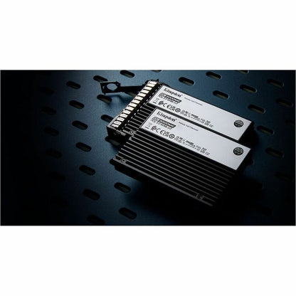 Alternate-Image2 Image for Kingston DC3000ME 3.84 TB Solid State Drive - 2.5" Internal - U.2 (PCI Express NVMe 5.0 x4)