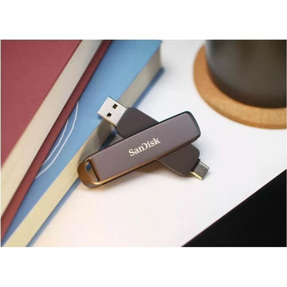 Alternate-Image1 Image for SanDisk Extreme PRO SDDDE1-512G-G46 512GB (Usb 3.2 (gen 2) type c + Usb 3.2 (gen 2) type a) On-The-Go Flash Drive