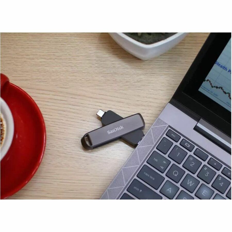 Life-Style Image for SanDisk Extreme PRO SDDDE1-512G-G46 512GB (Usb 3.2 (gen 2) type c + Usb 3.2 (gen 2) type a) On-The-Go Flash Drive