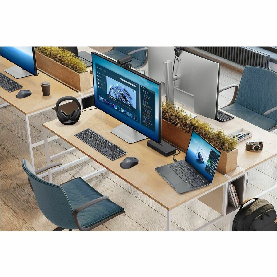 Life-Style Image for Dell Pro Max Premium MA14250 14" Mobile Workstation - Full HD Plus - 60 Hz - Intel Core Ultra 7 255H - 32 GB - 512 GB SSD - English (US) Keyboard - Magnetite