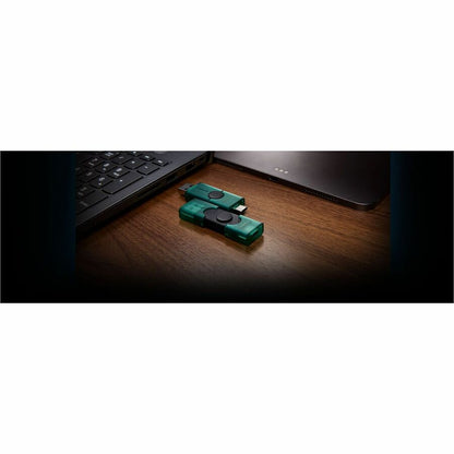 Life-Style Image for Kingston DataTraveler Duo 256GB (USB 3.2 (Gen 1) Type A + USB 3.2 (Gen 1) Type C) On-The-Go Flash Drive