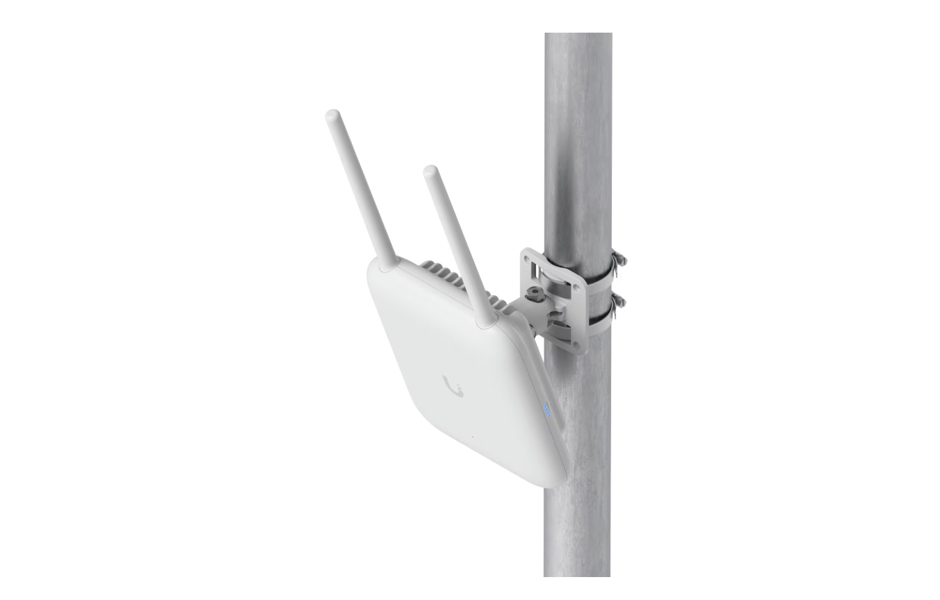 U7 Pro Outdoor installed on pole with bracket